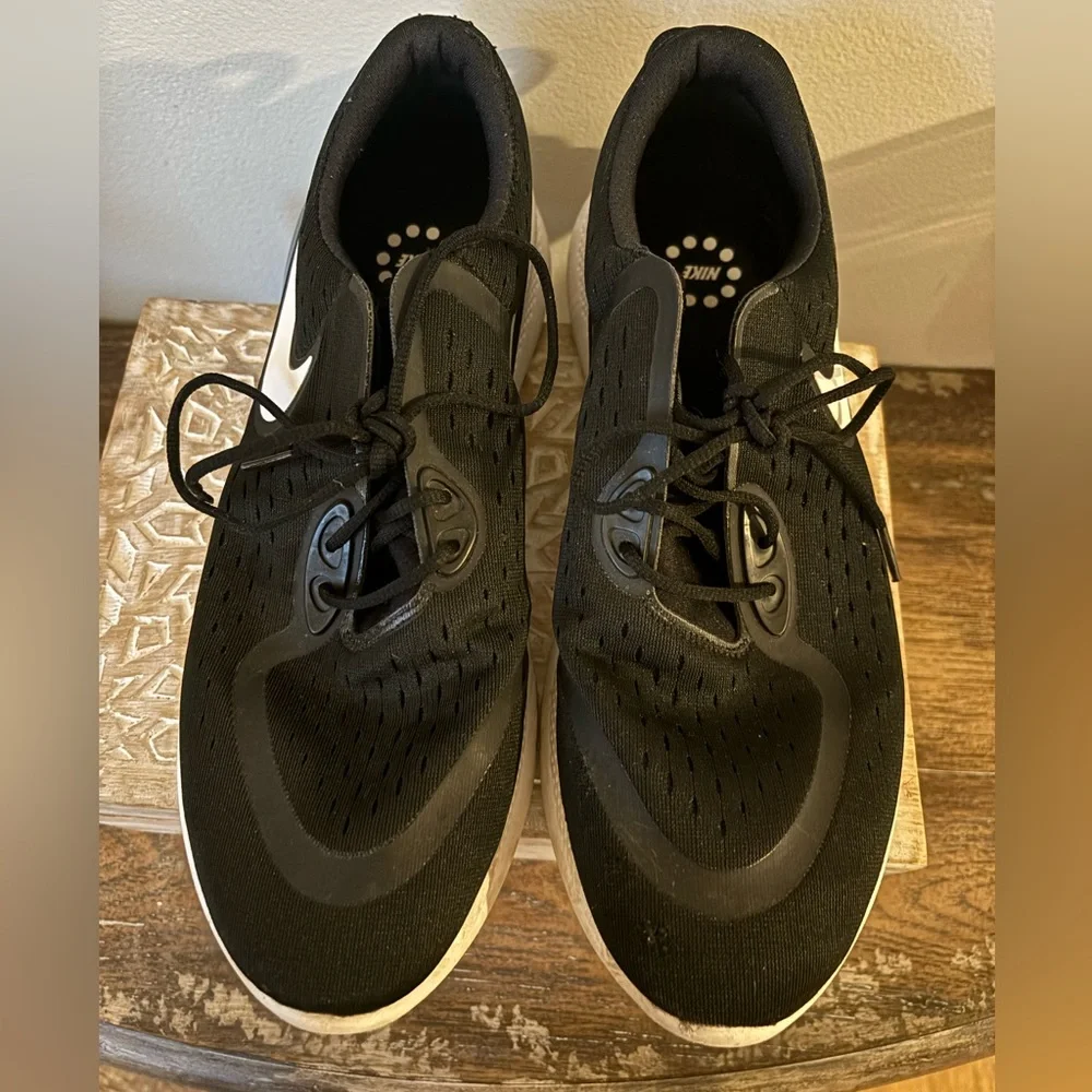 NIKE | Black and White Running Sneakers Size 11.5